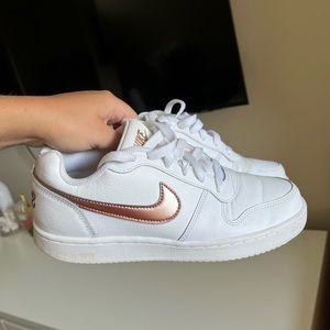 NIKE LOW TOP SNEAKERS